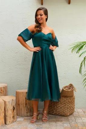 Abito verde smeraldo svasato midi in organza con scollo a cuore e maniche cadenti