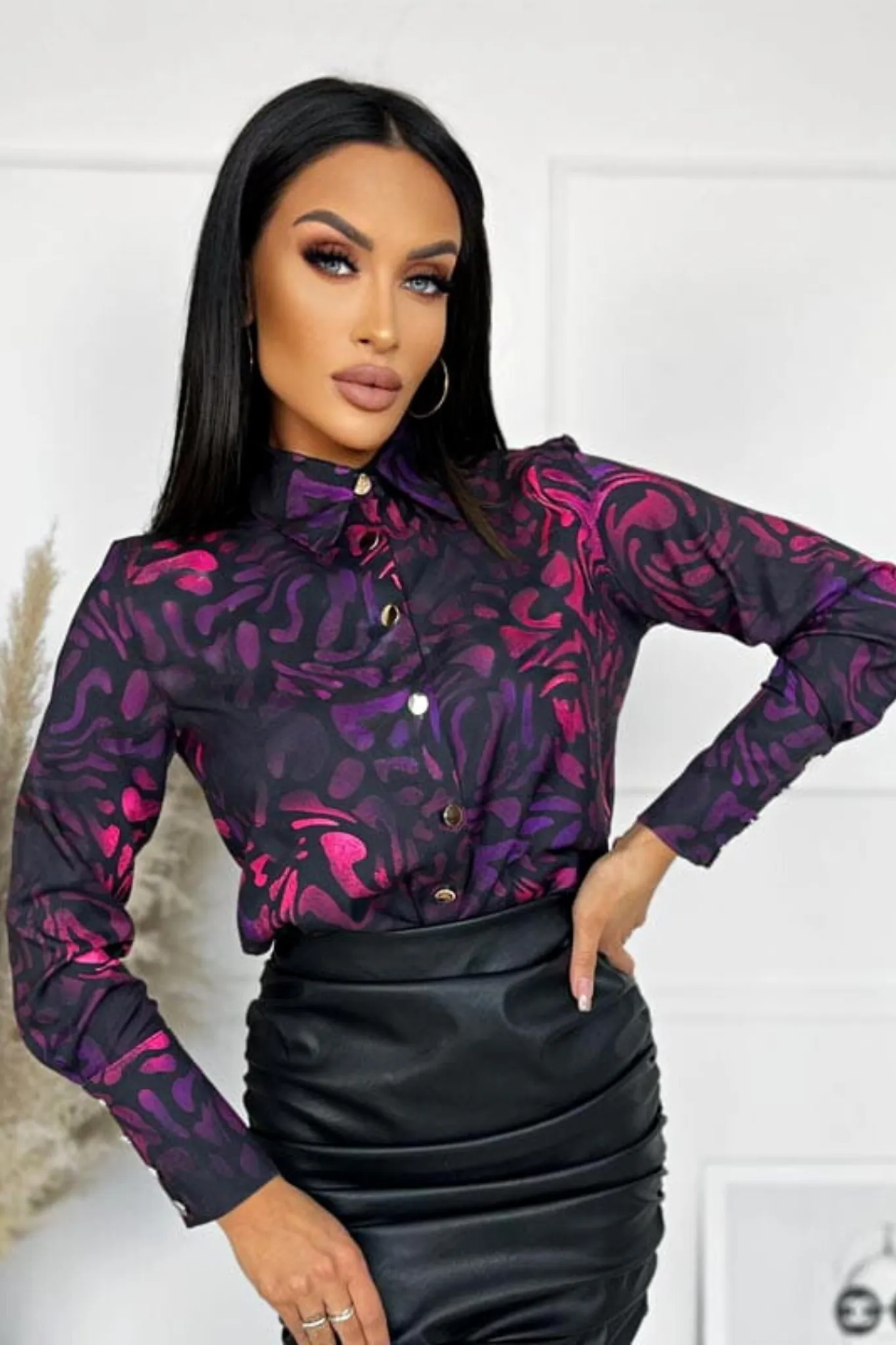 Camicia elegante nera a fantasia astratta viola fucsia con bottoni dorati