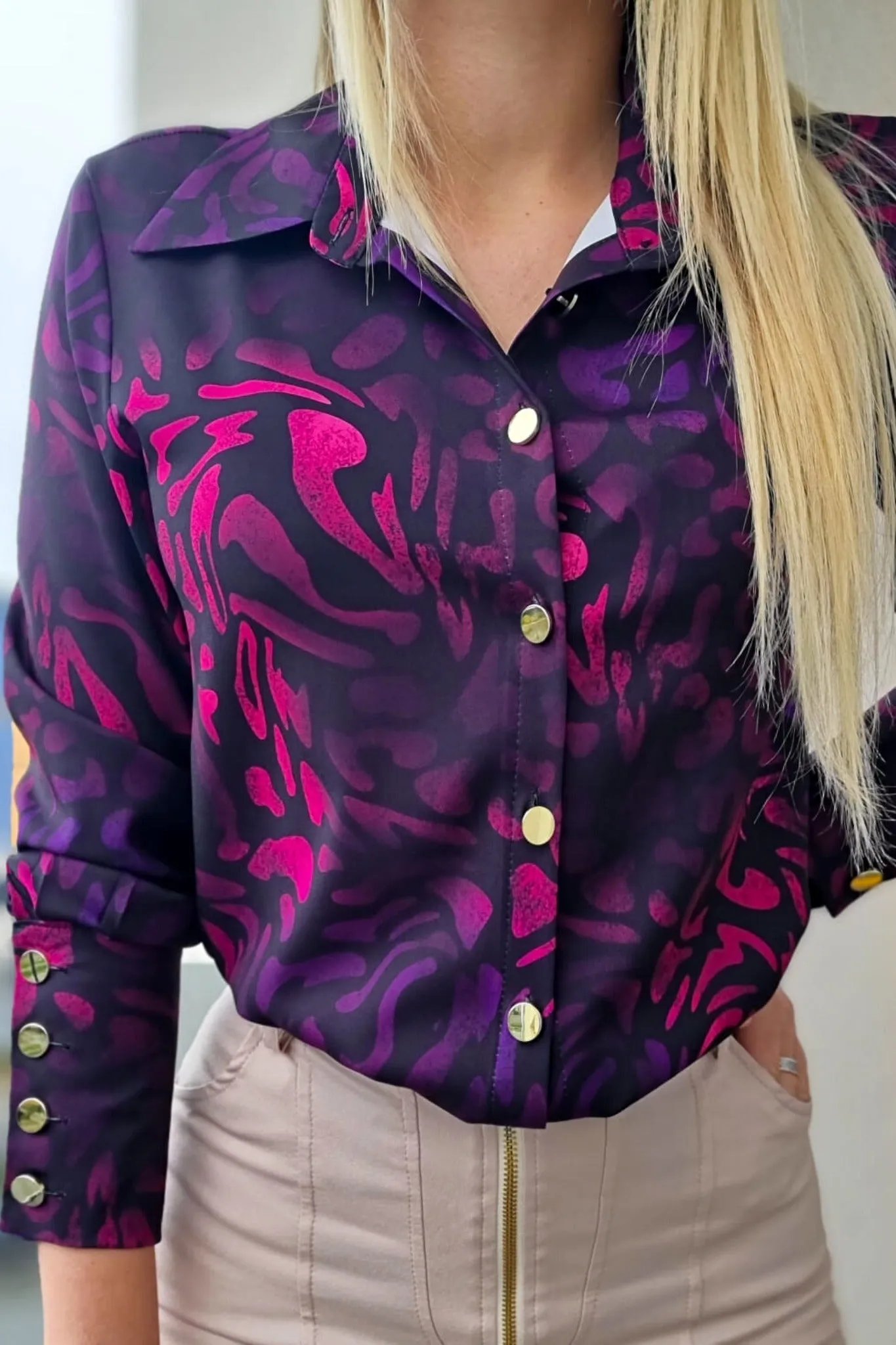 Camicia elegante nera a fantasia astratta viola fucsia con bottoni dorati