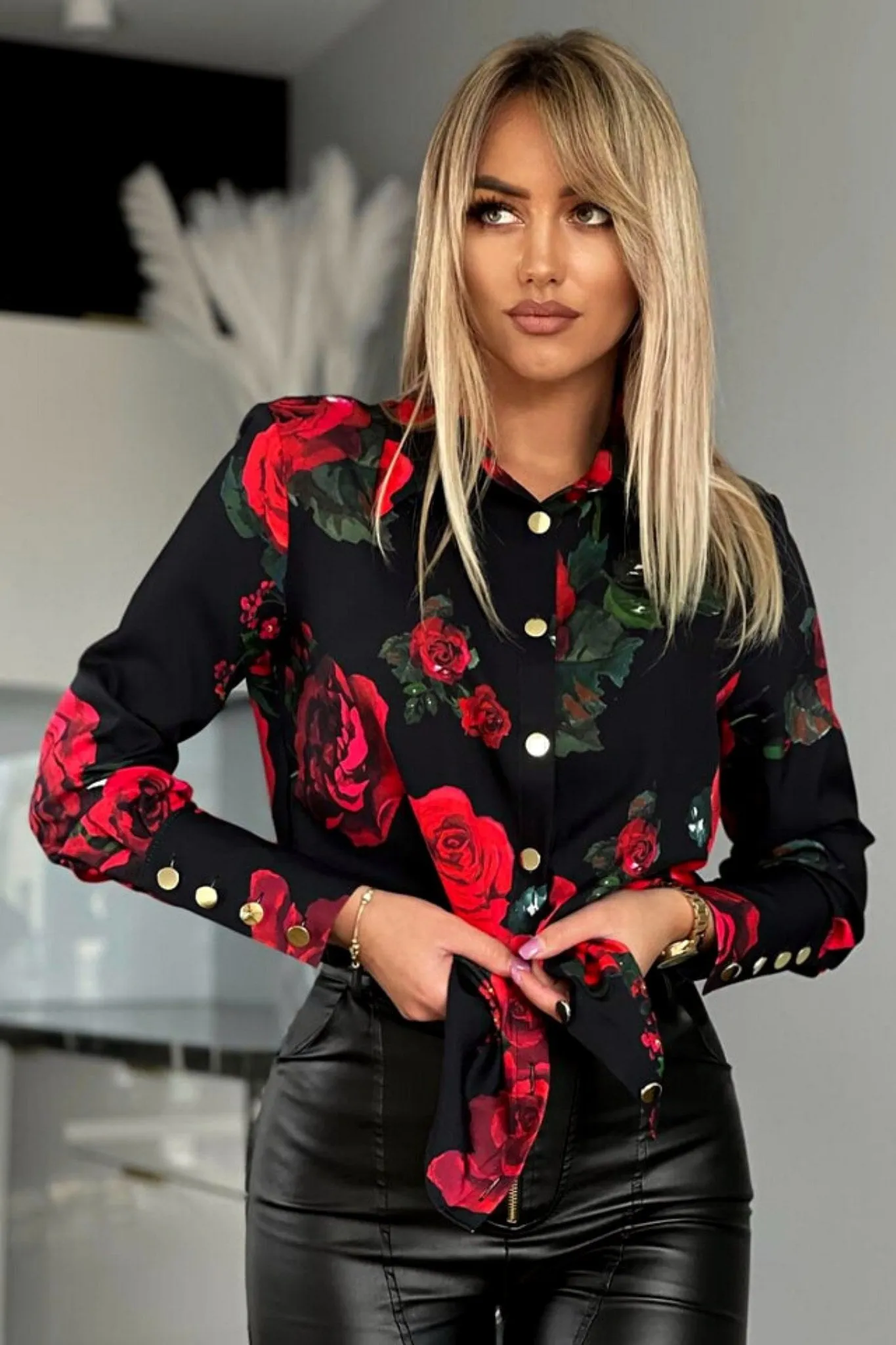 Camicia elegante nera a fantasia rose rosse e foglie verdi con bottoni dorati