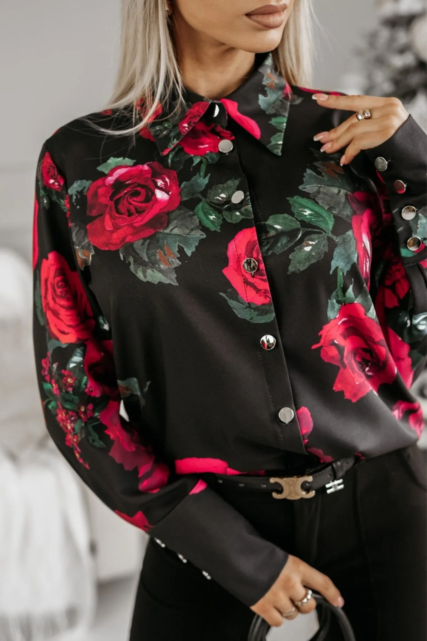 Camicia elegante nera a fantasia rose rosse e foglie verdi con bottoni dorati