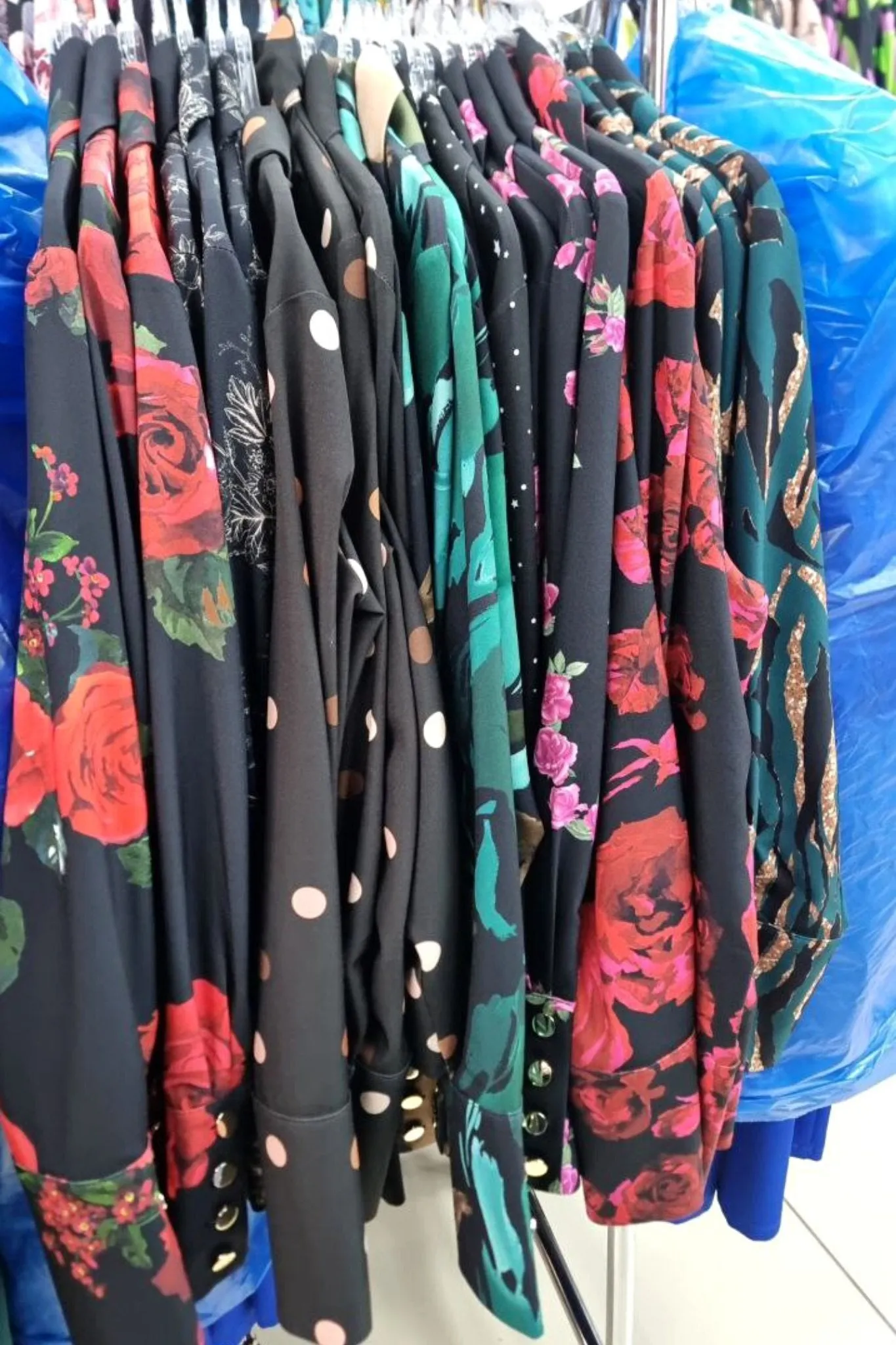 Camicia elegante nera a fantasia rose rosse e foglie verdi con bottoni dorati