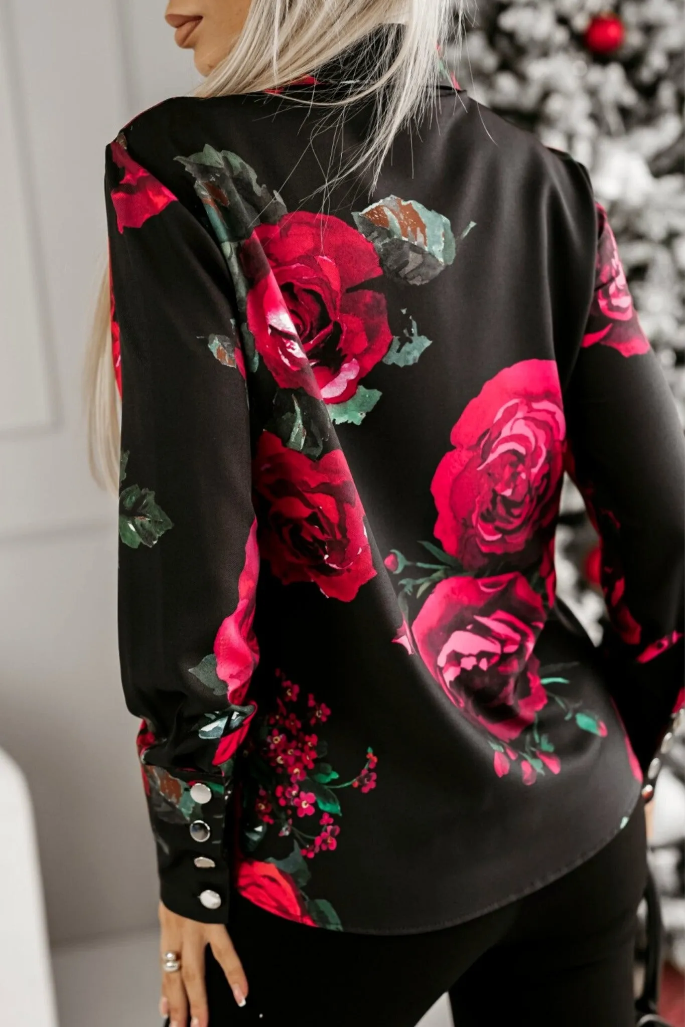 Camicia elegante nera a fantasia rose rosse e foglie verdi con bottoni dorati