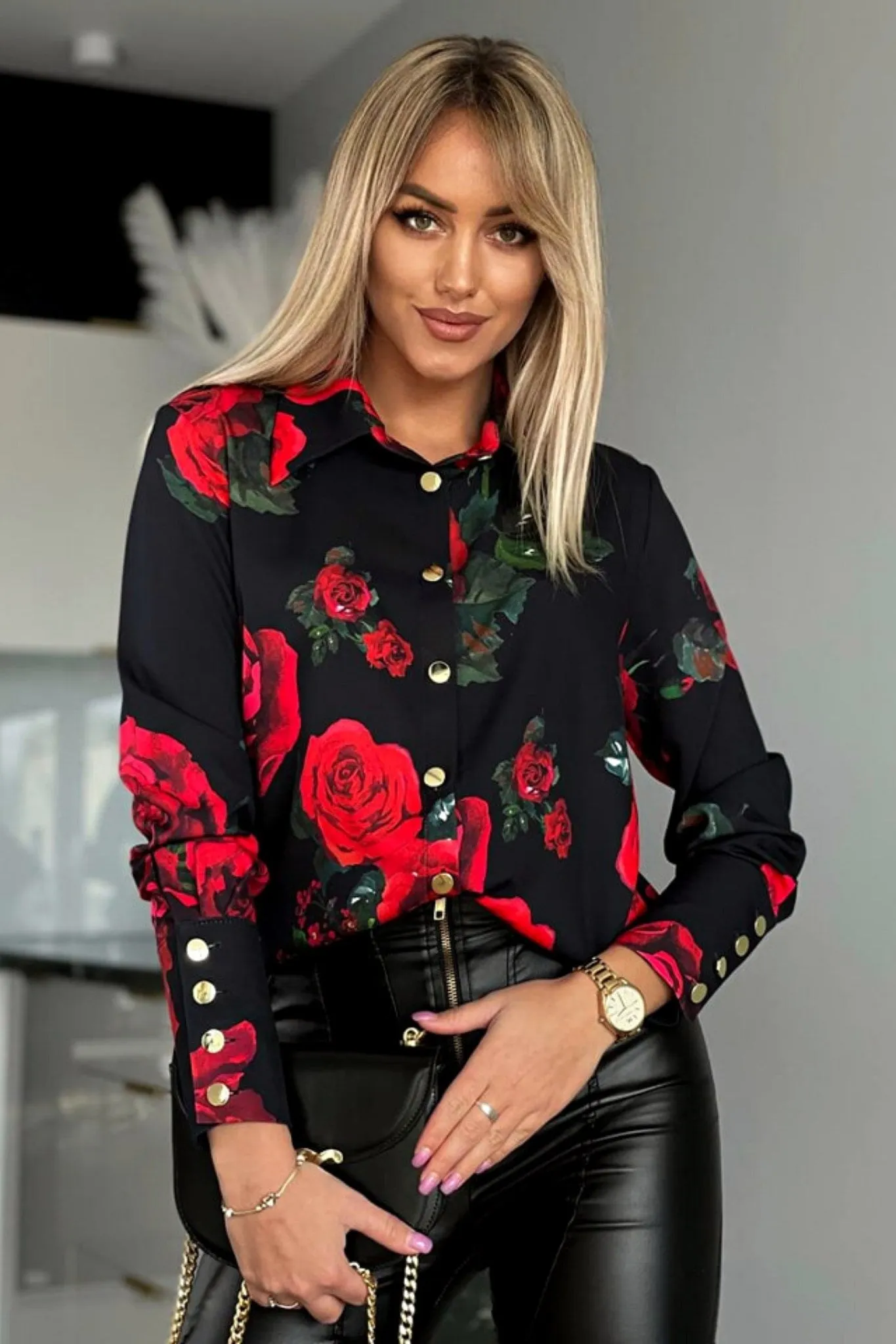 Camicia elegante nera a fantasia rose rosse e foglie verdi con bottoni dorati