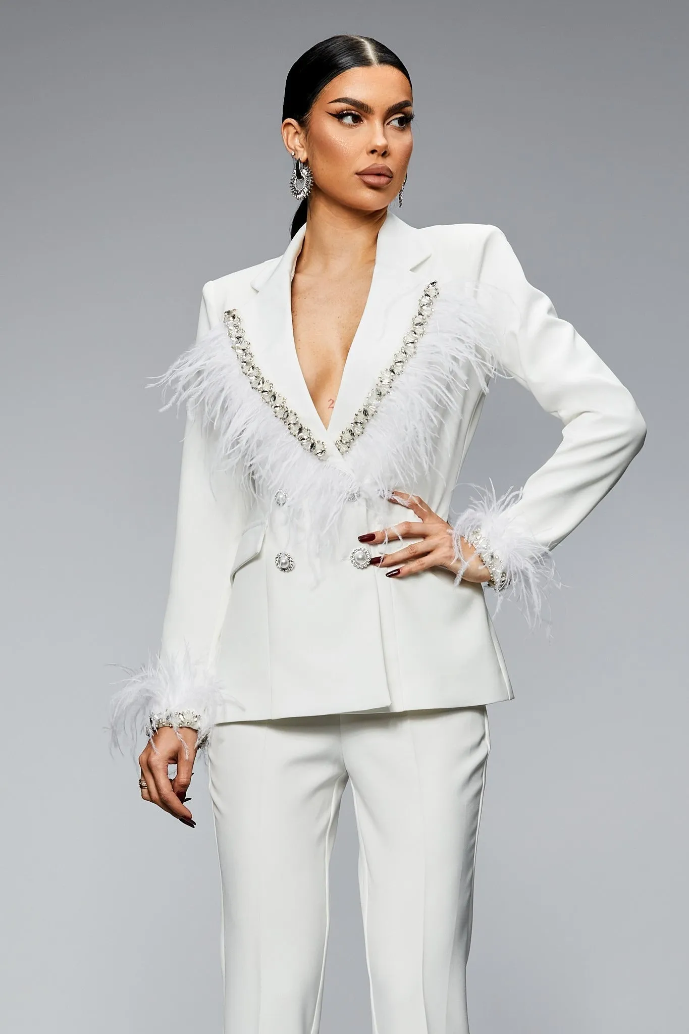 Completo tailleur bianco Bby giacca doppiopetto accessoriata con piume strass e pantaloni a sigaretta